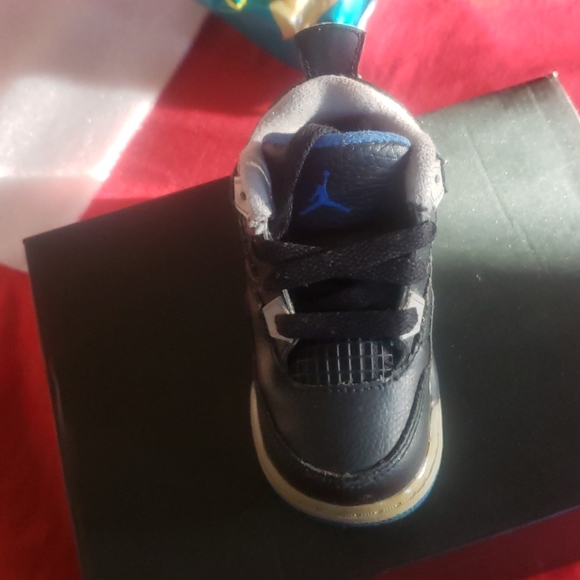 Jordan 4s - Picture 3 of 4